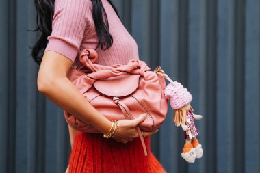 Milan, İtalya - 24 Eylül 2025: Kadın Fendi Spy marka küçük pembe bir çanta giyiyor. Moda kıyafeti çanta ayrıntıları, sokak tarzı aksesuar.