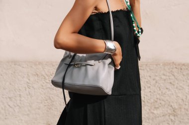 Milan, İtalya - 25 Eylül 2025: Kadın Prada Dada çantası takıyor. Moda kıyafeti çanta ayrıntıları, sokak tarzı aksesuar.