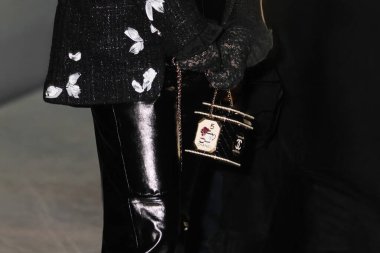 Paris, Fransa - Ekim 06, 2025: Kadın Chanel çanta giyiyor. Moda kıyafeti çanta ayrıntıları, sokak tarzı aksesuar.