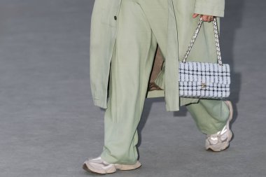 Paris, Fransa - Ekim, 06, 2025: Kadınlar Chanel klasik flep çanta giyer. Moda kıyafeti çanta ayrıntıları, sokak tarzı aksesuar.