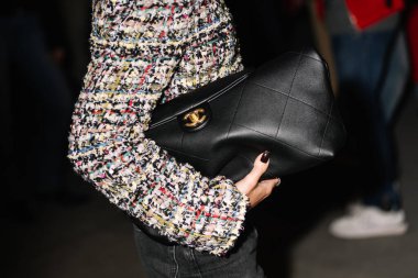 Paris, Fransa - Ekim 06, 2025: Kadın Chanel çanta giyiyor. Moda kıyafeti çanta ayrıntıları, sokak tarzı aksesuar.