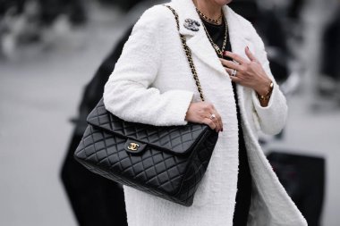 Paris, Fransa - Ekim 06, 2025: Kadınlar Chanel flep deri omuz çantası giyer. Moda kıyafeti çanta ayrıntıları, sokak tarzı aksesuar.