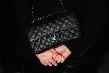 Paris, Fransa - Ekim, 06, 2025: Kadınlar Chanel klasik flep çanta giyer. Moda kıyafeti çanta ayrıntıları, sokak tarzı aksesuar.