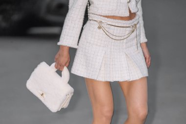 Paris, Fransa - Ekim 06, 2025: Kadın beyaz kürk Chanel çanta giyiyor. Moda kıyafeti çanta ayrıntıları, sokak tarzı aksesuar.