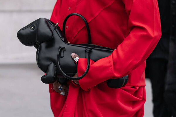 Париж, Франция - 06 октября 2025 года: женщина носит сумку в форме собаки. Модный наряд детали сумочки, уличный стиль выглядеть аксессуар