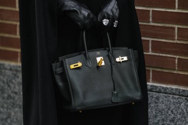 Milan, İtalya - 24 Eylül 2025: kadın Hermes Birkin çantası takıyor. Moda kıyafeti çanta ayrıntıları, sokak tarzı aksesuar.