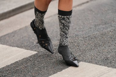 Paris, Fransa - 6 Ekim 2025: Kadınlar süslenmiş çoraplarla Miu Miu marka siyah topuklu ayakkabı giyerler. Sokak tarzı moda aksesuarları, şık şehir kıyafetleri..