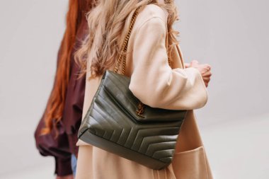 Paris, Fransa - Ekim 06, 2025: Kadınlar Aziz Lauren Loulou çantası takarlar. Moda kıyafeti çanta ayrıntıları, sokak tarzı aksesuar.