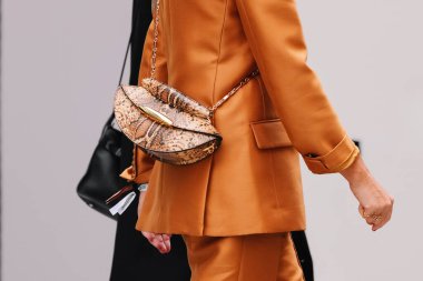 Paris, Fransa - Ekim, 06, 2025: Kadınlar Zimmermann marka çanta takarlar. Moda kıyafeti çanta ayrıntıları, sokak tarzı aksesuar.