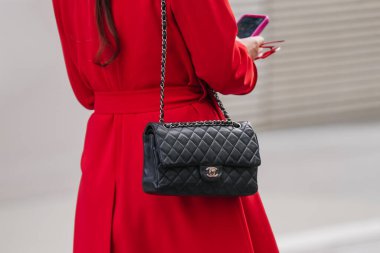 Paris, Fransa - Ekim, 06, 2025: Kadınlar Chanel klasik flep çanta giyer. Moda kıyafeti çanta ayrıntıları, sokak tarzı aksesuar.