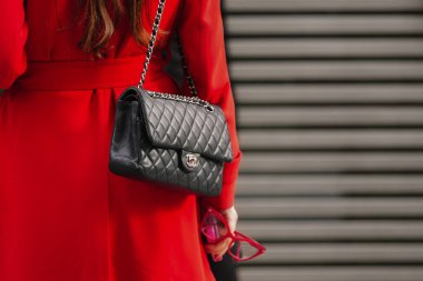 Paris, Fransa - Ekim, 06, 2025: Kadınlar Chanel klasik flep çanta giyer. Moda kıyafeti çanta ayrıntıları, sokak tarzı aksesuar.