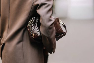 Milan, İtalya - 24 Eylül 2025: Kadın Fendi çantası takıyor. Moda kıyafeti çanta ayrıntıları, sokak tarzı aksesuar.