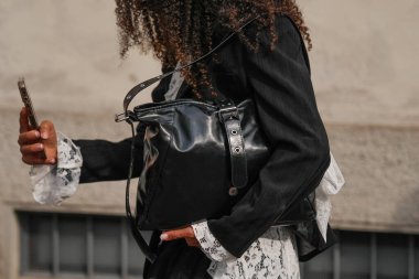 Milan, İtalya - 25 Eylül 2025: Kadın HM çanta giyiyor. Moda kıyafeti çanta ayrıntıları, sokak tarzı aksesuar.