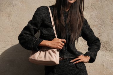 Milan, İtalya - 25 Eylül 2025: Kadın açık pembe Prada Dada çanta giyiyor. Moda kıyafeti çanta ayrıntıları, sokak tarzı aksesuar.