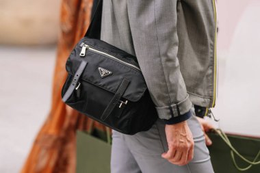 Paris, Fransa - Ekim 06, 2025: Kadınlar Prada marka naylon omuz çantası giyerler. Moda kıyafeti çanta ayrıntıları, sokak tarzı aksesuar.