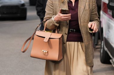 Milan, İtalya - 25 Eylül 2025: Kadın Delvaux çanta giyiyor. Moda kıyafeti çanta ayrıntıları, sokak tarzı aksesuar.