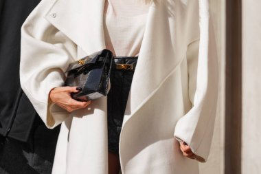 Paris, Fransa - 4 Ekim 2025: Kadınlar siyah omuz çantası giyer, sokak tarzı görünüş, moda kıyafeti ayrıntıları