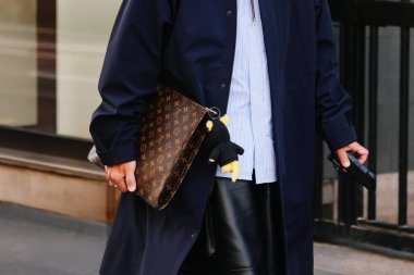 Milan, İtalya - 25 Eylül 2025: Adam Louis Vuitton çantası takıyor. Moda kıyafeti çanta ayrıntıları, sokak tarzı aksesuar.