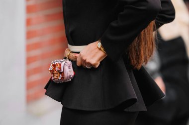 Milan, İtalya - 24 Eylül 2025: Kadınlar Fendi nano baget çanta giyer. Moda kıyafeti çanta ayrıntıları, sokak tarzı aksesuar.