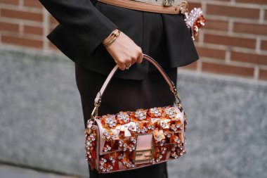 Milan, İtalya - 24 Eylül 2025: Kadın Fendi baget çantası giyiyor. Moda kıyafeti çanta ayrıntıları, sokak tarzı aksesuar.