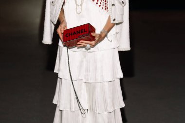 Paris, Fransa - Ekim 06, 2025: Kadınlar Chanel konteyner debriyaj çantası takarlar. Moda kıyafeti çanta ayrıntıları, sokak tarzı aksesuar.