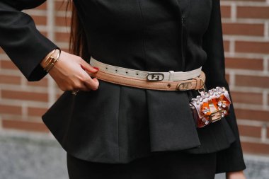 Milan, İtalya - 24 Eylül 2025: Kadınlar Fendi nano baget çanta giyer. Moda kıyafeti çanta ayrıntıları, sokak tarzı aksesuar.