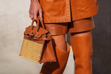 Paris, Fransa - 4 Ekim 2025: Kadın Hermes Birkin Piknik çantası, sokak tarzı aksesuarlar, lüks moda kıyafeti giyiyor