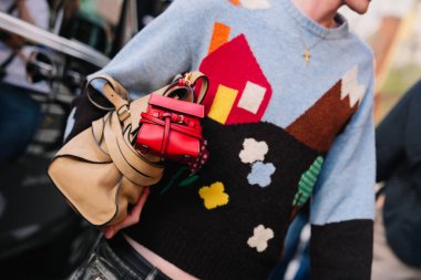 Milan, İtalya - 25 Eylül 2025: Moschino Tie Me çantası giyen adam. Moda kıyafeti çanta ayrıntıları, sokak tarzı aksesuar.