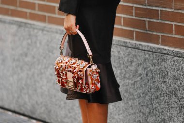 Milan, İtalya - 24 Eylül 2025: Kadın Fendi baget çantası giyiyor. Moda kıyafeti çanta ayrıntıları, sokak tarzı aksesuar.