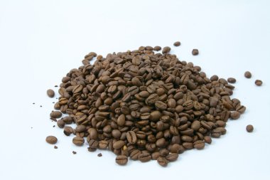 Kahve çekirdekleri beyaz zemin üzerinde bir yığın yakın çekim