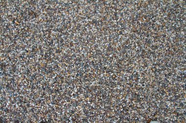 Farklı şekil ve boyutlarda renkli ve beyaz çakıl