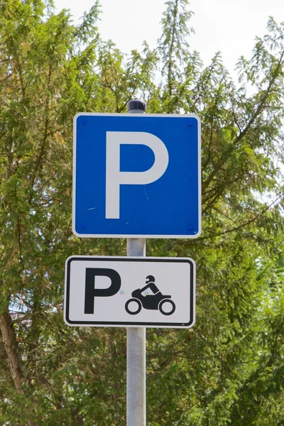 Letrero del parque alemán con respecto al estacionamiento de motocicletas — Foto de Stock