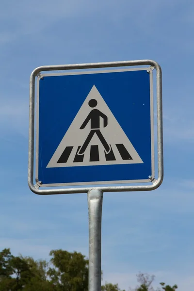 Tysk trafik tecken: fotgängare korsningen — Stockfoto