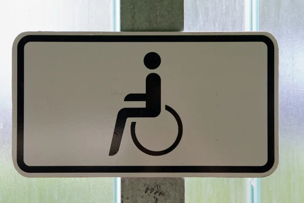 Panneau de stationnement : Réservé aux handicapés — Photo