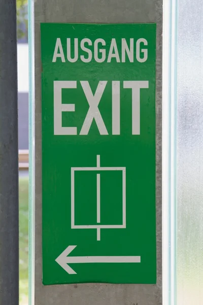 Gröna skylten Exit med beaktande av att lyfta — Stockfoto