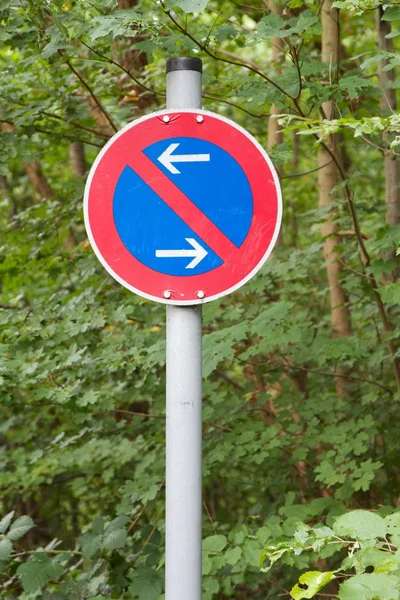 Tysk trafik tecken: begränsad parkering zon med skogen i bakgrunden — Stockfoto