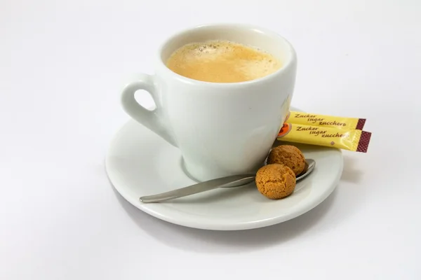 View of a coffee cup with sugar sachets and biscuits on a white background — Stock Photo, Image