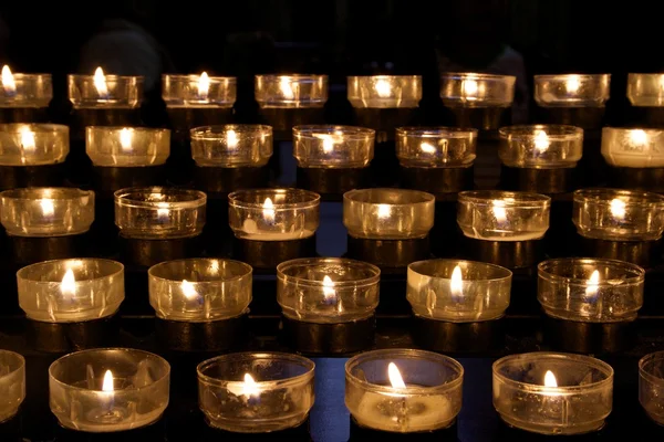 Detail van slachtoffers kaarsen in een kerk Rechtenvrije Stockafbeeldingen