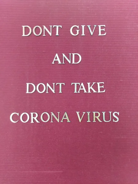 Eine Tafel Warnt Vor Dem Coronavirus Geben Und Nehmen Sie — Stockfoto