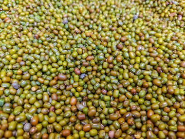 Yeşil ve altın renkli mung fasulyeleri manzarayı kapatır