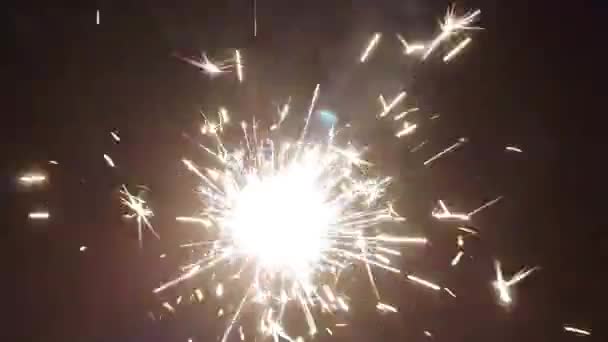 火の粉が火花を散らし 夏と新年に花火とクラッカーでお祝いします — ストック動画