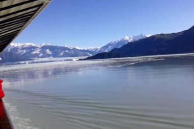 Ağustos / 20 / 2014. Yakutat, Alaska Usa, Yakutat Buzulu bir yolcu gemisinin manzarası