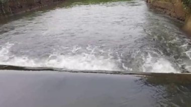 Küçük bir nehirden akan sular. 