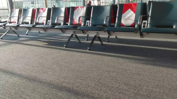 フランス パリ2021年4月19日は シャルル ゴール空港の椅子に座っていません — ストック動画