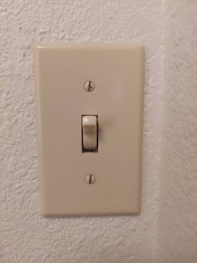 Beyaz bir duvarda eski moda lamba anahtarı