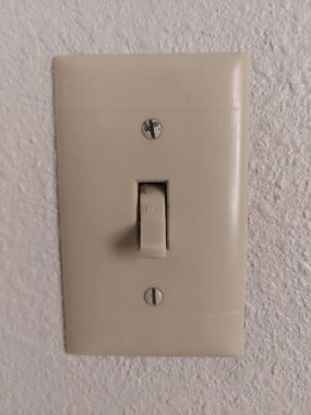 Beyaz bir duvarda eski moda lamba anahtarı