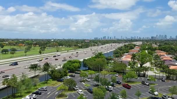 Aerial Time Kierroksia Kiireinen Tie Miami Usa Lähellä Lentokenttää Kauniit — kuvapankkivideo