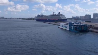Fort Lauderdale Florida ABD 21 Mayıs 2021 ünlü silueti aşılama ekibi için Miami Fort Lauderdale limanına yaklaşıyor.