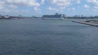 Fort Lauderdale Florida ABD 21 Mayıs 2021 Karayip Prensesi gemi turu Everglades limanına yanaşıyor.