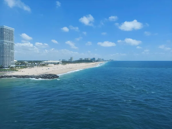 2021年5月26日 美国佛罗里达州劳德代尔堡 Fort Lauderdale Florida 看到斯特兰汉河左岸的公寓和港口海滩大西洋海岸线 — 图库照片